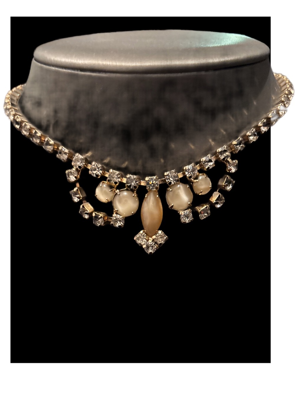 Vintage LISNER Crystal and Pearl Necklace - Ivory and Gold Tones - Picture 10 of 15